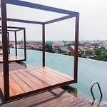 Elegant And Comfy Studio At Grand Kamala Lagoon Apartment By Travelio