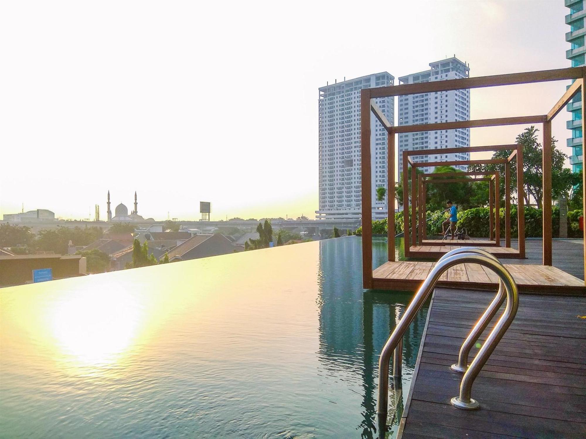 Apartemen Elegant And Comfy At Grand Kamala Lagoon By Travelio *